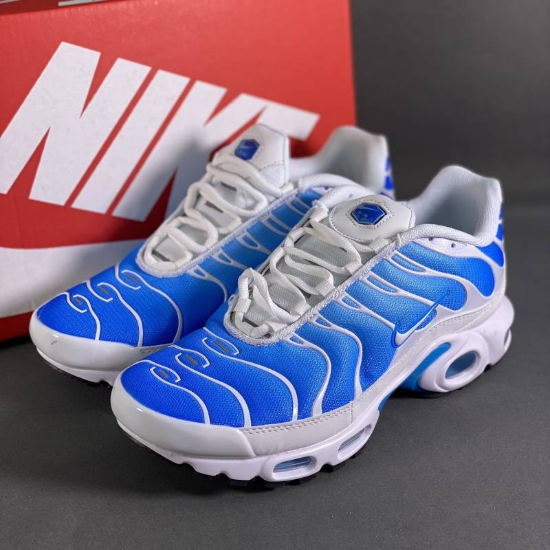 Sports Shoes Are Selling Well. Comfortable And Breathable Men's Shoes Are On The Trend. Air-cushied Shoes, Couple Running ...