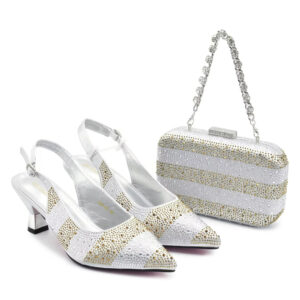 Accessorize the evening with shredded diamond embellished high-heeled sandals and a hard-box handbag set - Schuhe