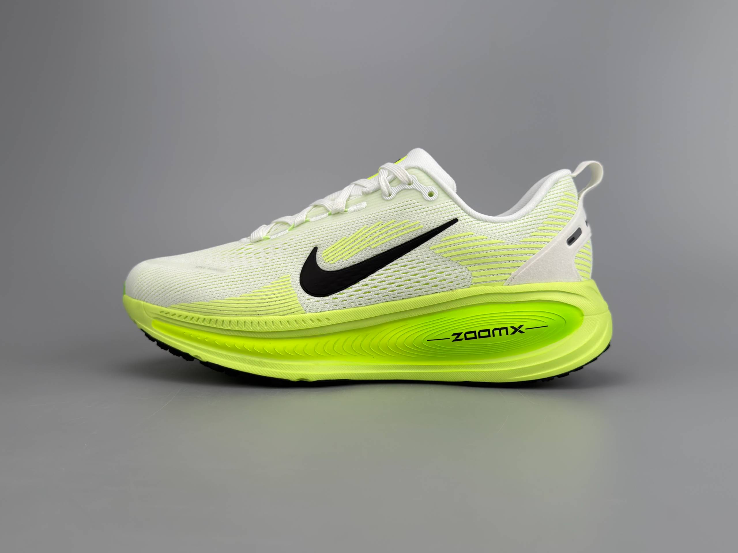 NIKE Vomero 18 Is A Simple, Comfortable, Breathable, Shock-absorbing, Lightweight And Casual Running Shoe - Schuhe