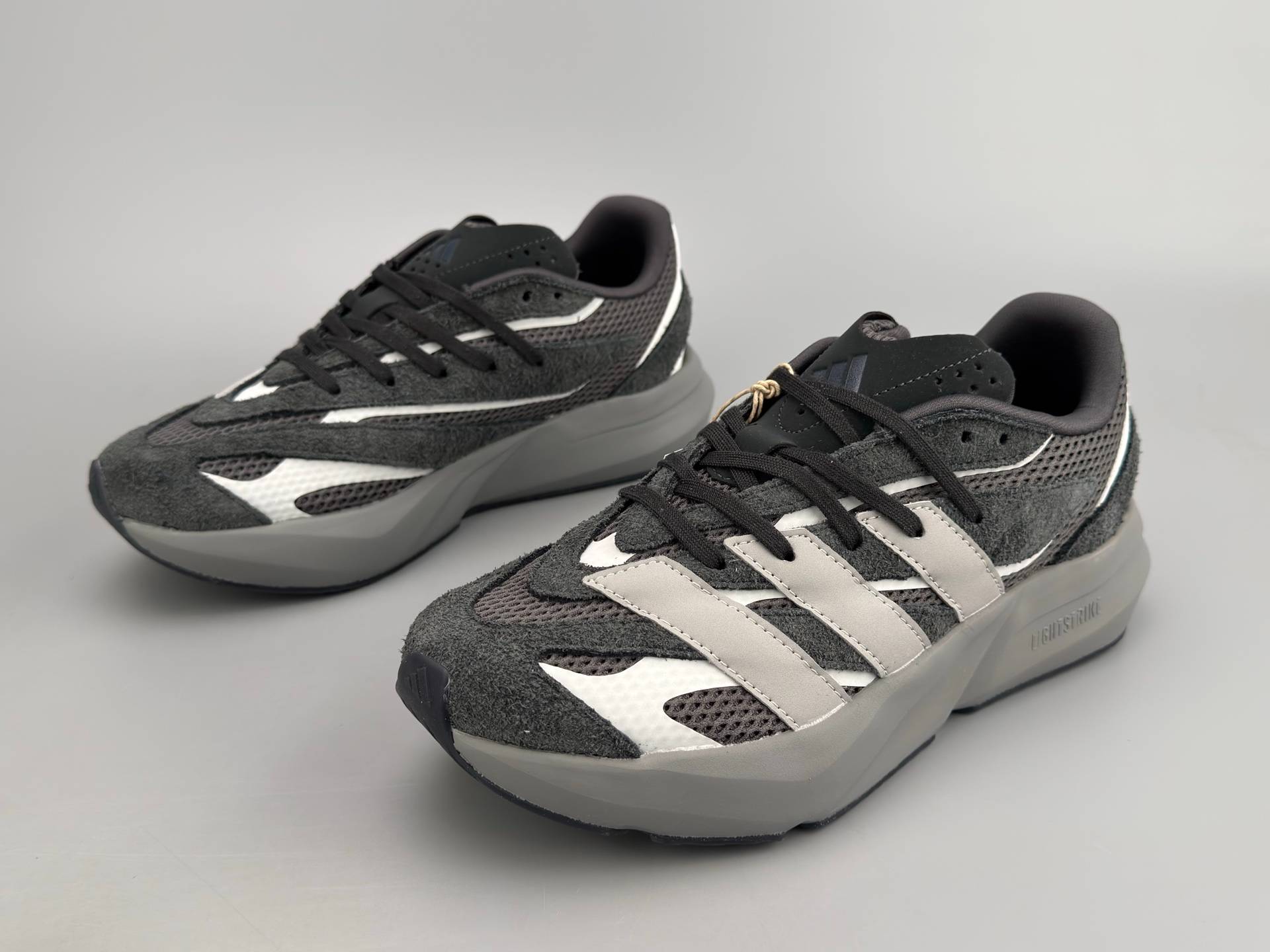 Adidas LightBLAZE Sportswear Is A Simple, Comfortable, Non Slip, Wear-resistant, Low Cut Casual Shoe For Both Men And Wome...