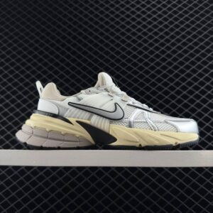 Nikes V2K Run – Retro Cushioned Sneakers For Running & Urban Style Men's Women's - Schuhe | Technik & Gadgets