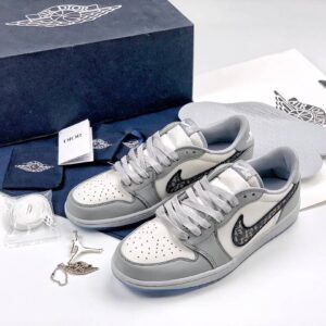 Air Jordan Dior Low-top, A Fashionable And Trendy Shoe Style Suitable For Both Men And Women. It Will Be Dispatched Immedi...