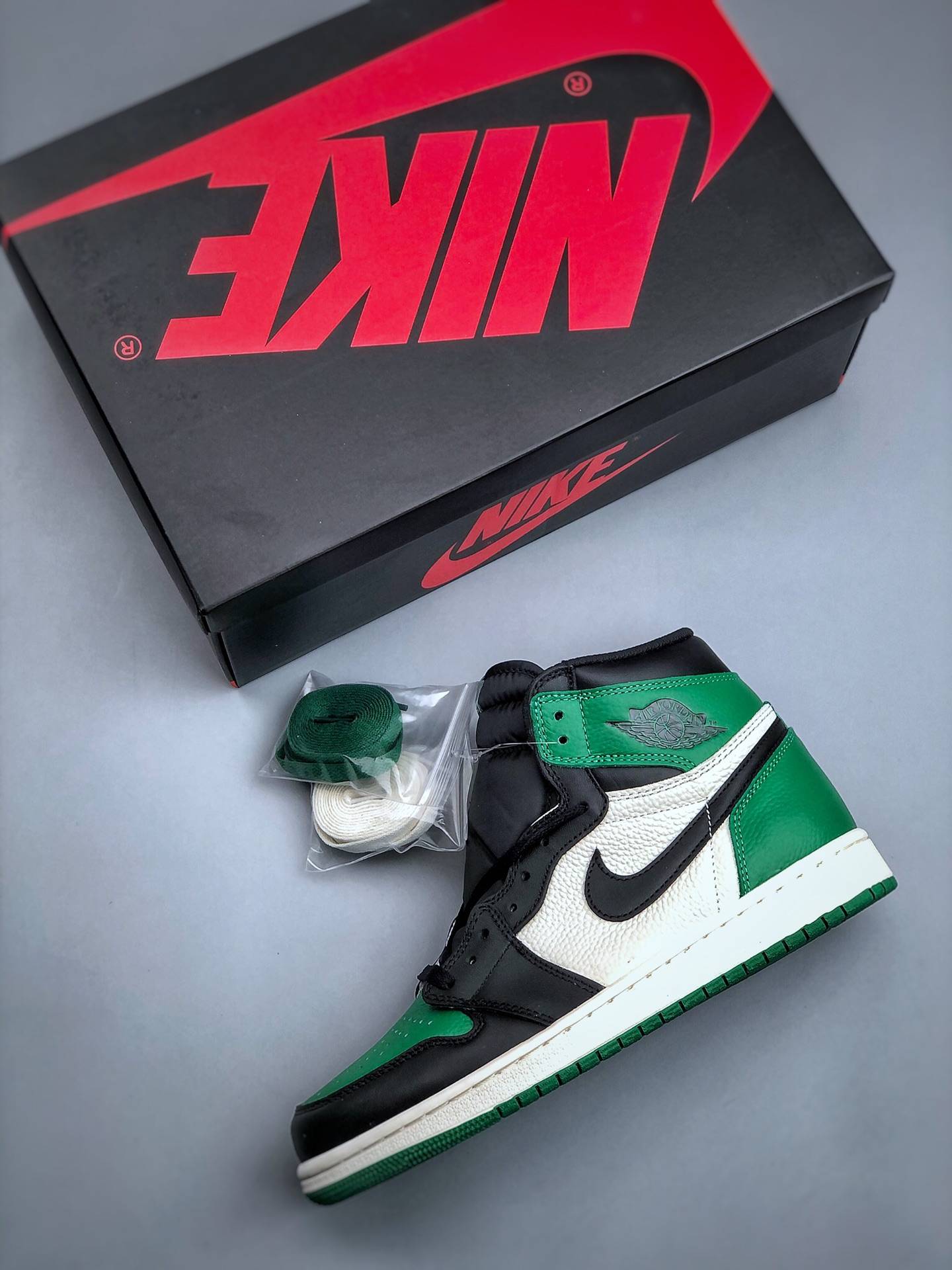 Having It Means Having Fashion And Happiness. Don't Wait, Place Your Order Right Away! Fashionable Sports Shoes And Casual...