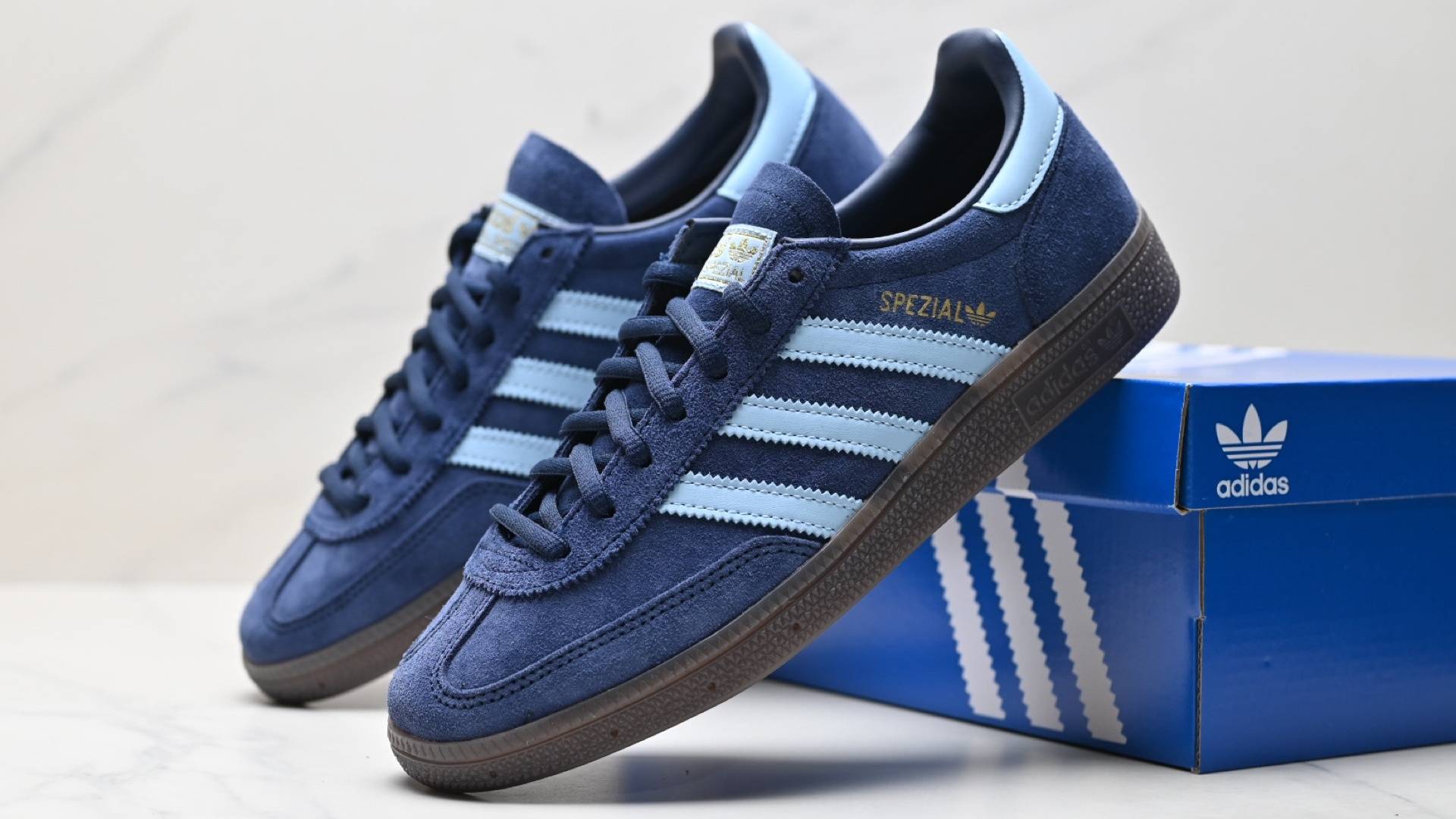 Adidas Classic Retro Casual Shoes For Both Men And Women Are Light And Comfortable. Wearing Them For A Long Time Will Not ...