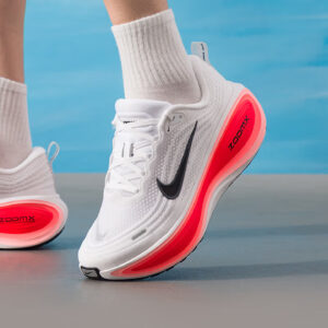 Nike Performance VOMERO PLUS Running Shoes For Road – White/Black/Bright Crimson/Metallic Silver HV8150-100 - Andere Sport...